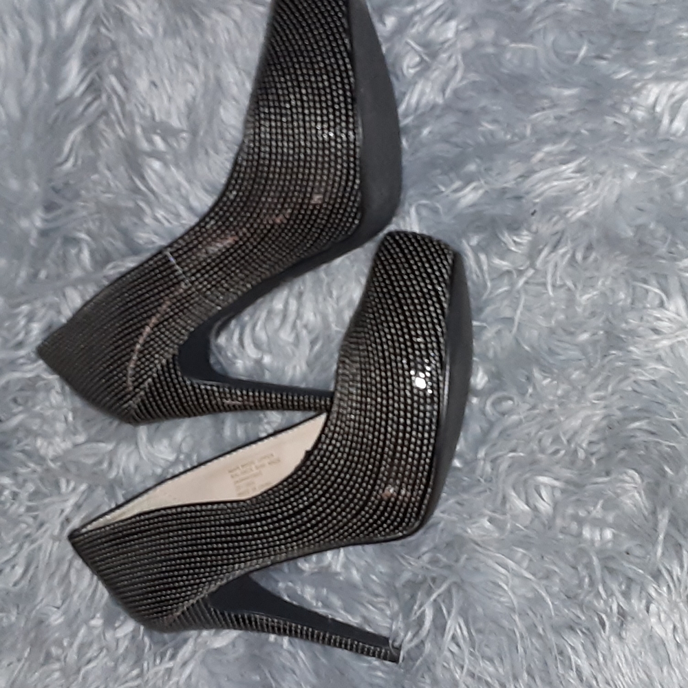 Colin Stuart back and white 4 in pumps